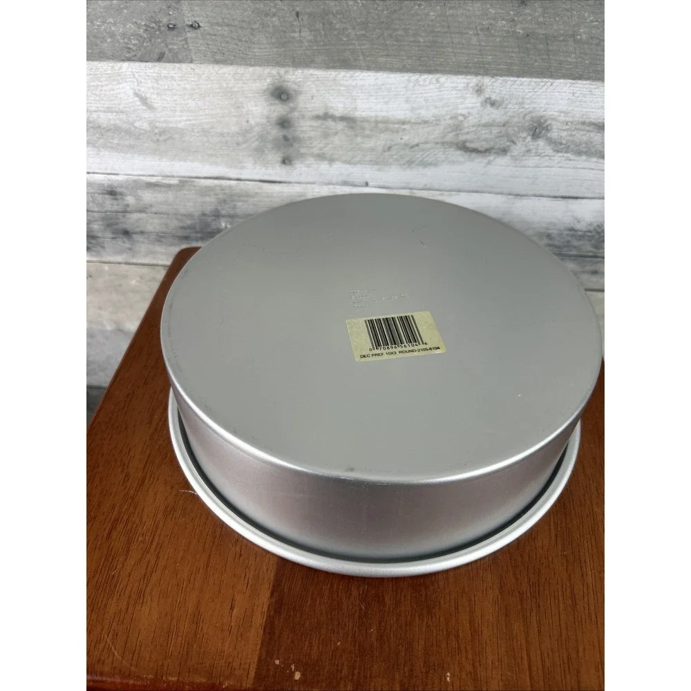 1 - Wilton  Aluminum 10 X3 Round Cake Pan